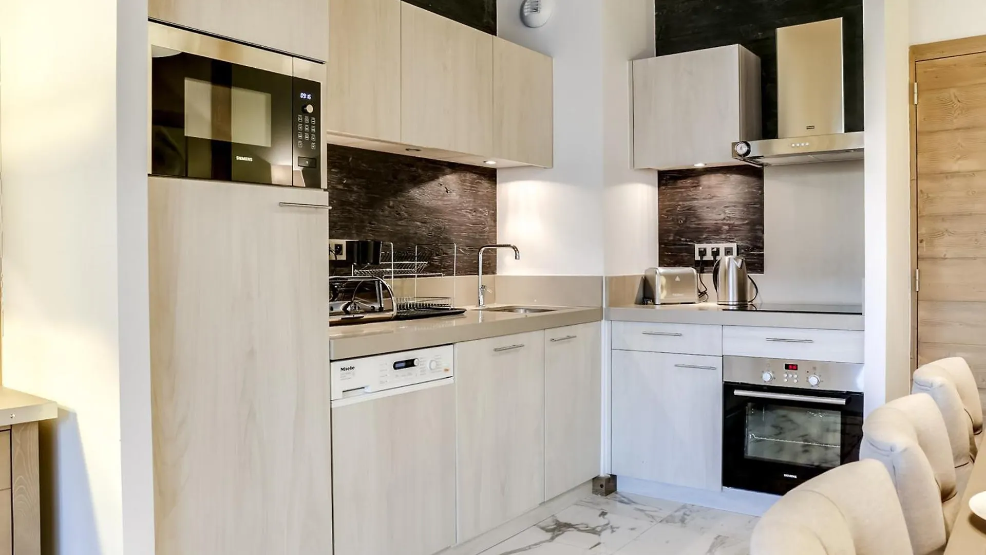 Appartement 4 Pieces De Luxe, A Deux Pas Des Pistes Et Commerces, Avec Parking Et Acces Fitness A Courchevel - Fr-1-562-35 0*,